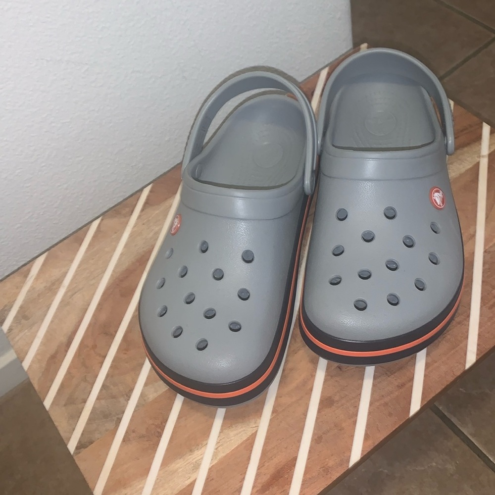 Unisex Crocs W size 8, M size 6